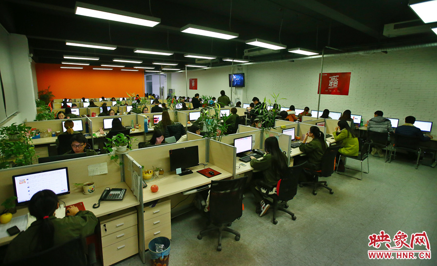 客服大廳內(nèi)，每天電腦前都坐著忙碌的客服人員