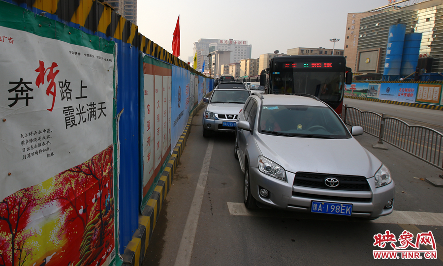每條路的路口都?jí)嚎s成雙車道，大大減緩了汽車通行速度
