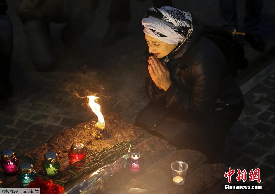 當(dāng)?shù)貢r(shí)間2014年11月22日，烏克蘭基輔，民眾舉行儀式紀(jì)念1932-1933烏克蘭大饑荒81周年