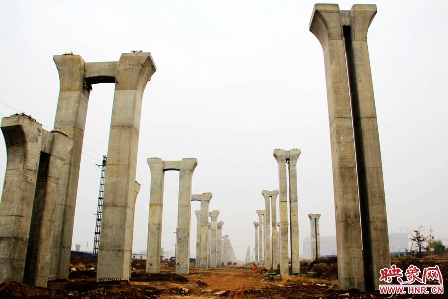 橋墩聳立，一片荒涼。