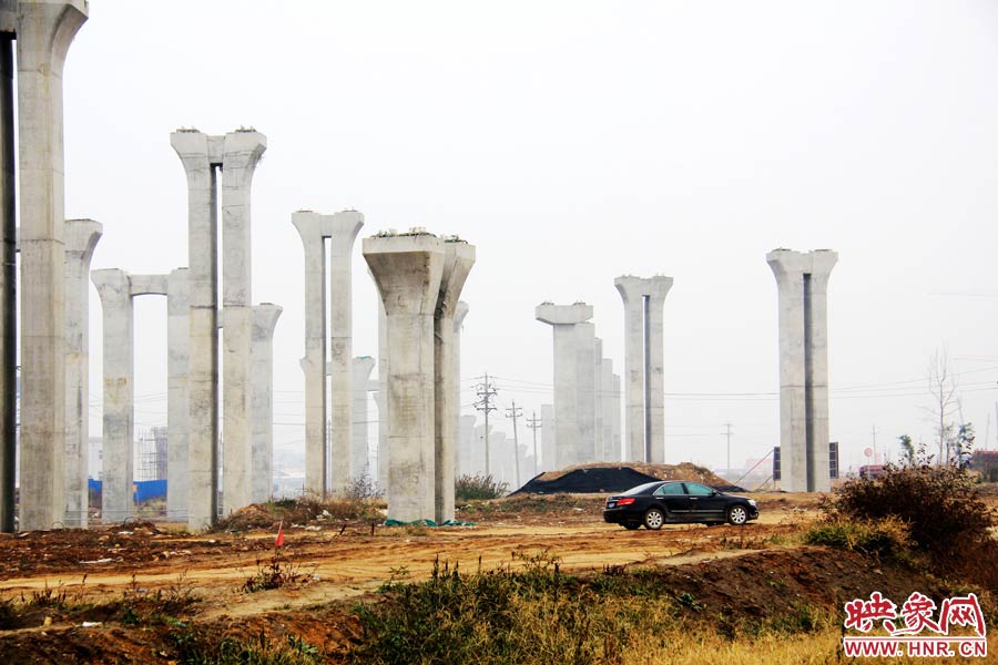 施工項目部偶爾會有車輛來往。
