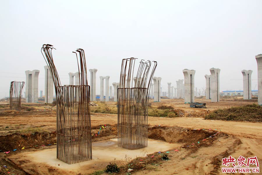 位于鄭州市南四環(huán)的京廣快速路南延工程已經(jīng)停工數(shù)月，現(xiàn)場幾百根橋墩已經(jīng)架起，場面甚是“震撼”。