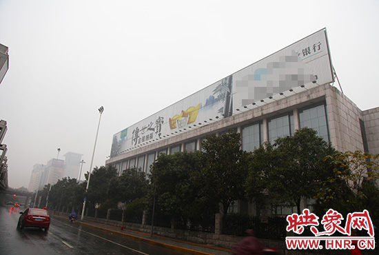 河南省人民會(huì)堂南面戶外廣告。