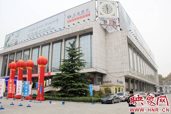 11月28日，記者從鄭州市政府獲悉，河南省人民會堂決定拆除違法存在10多年的巨型樓頂廣告。