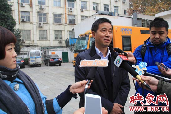 鄭州城市管理局行政執(zhí)法監(jiān)察支隊(duì)二大隊(duì)副大隊(duì)長杜陸水就“河南省人民會堂違法戶外廣告”一事，接受媒體采訪