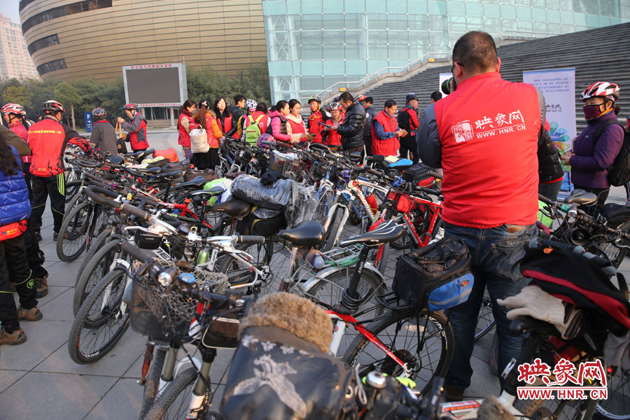 參加活動(dòng)的車(chē)友太多，忙壞攝影師