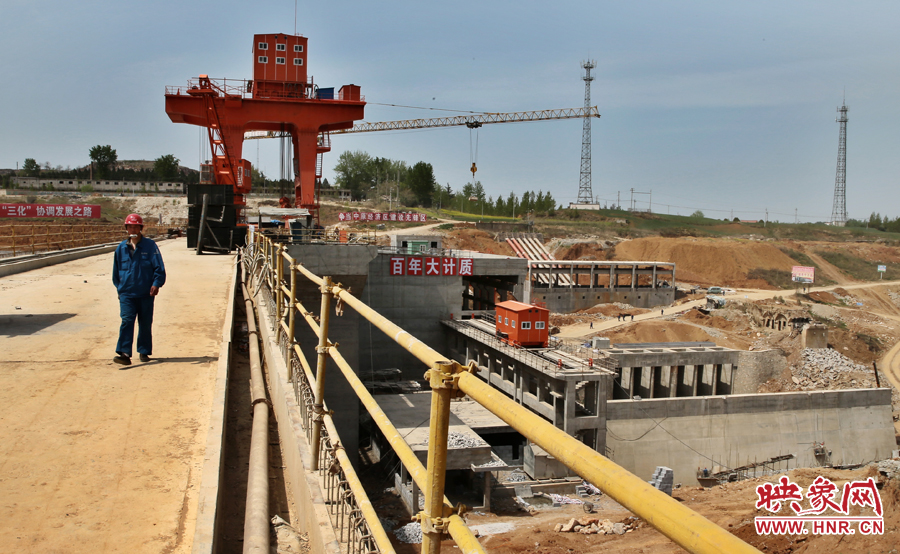 陶岔渠首大壩閘門段機(jī)電設(shè)備正在安裝