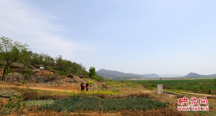 畫面左側(cè)的石井村是個(gè)只有十幾口人的小村，庫(kù)區(qū)移民搬遷時(shí)從遠(yuǎn)處低洼處遷到此