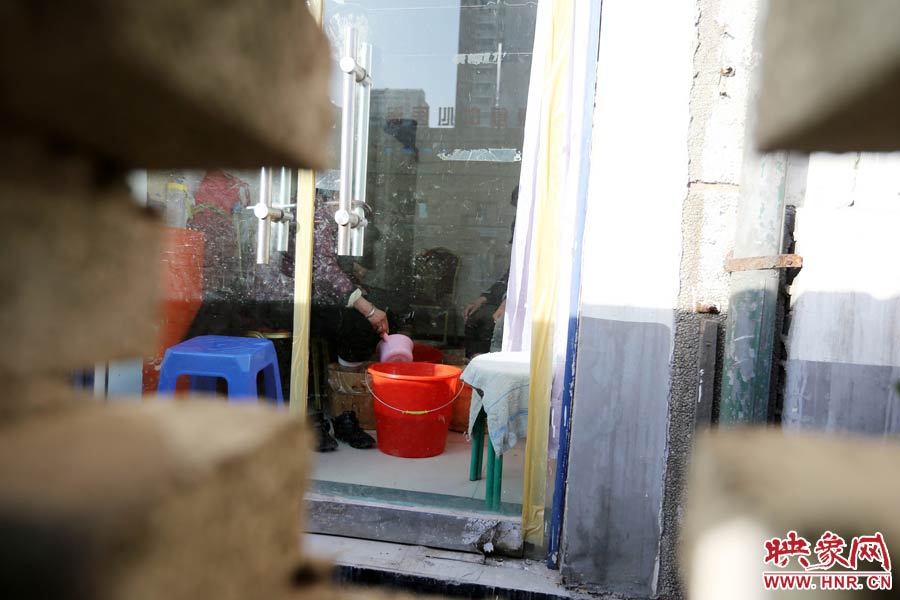 墻內一家店面正常營業(yè)。