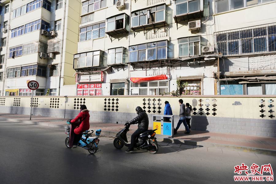 雖然墻內的商戶已經搬走，但一些門頭還沒撤下。