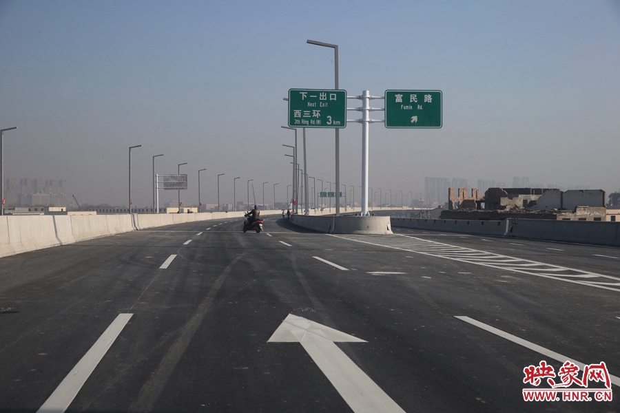 西三環(huán)方向與富民路出口。