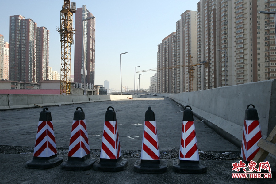 由西向東方向，嵩山南路出口以東，仍在緊張施工中。