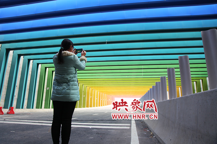 一女孩拿出手機拍照。