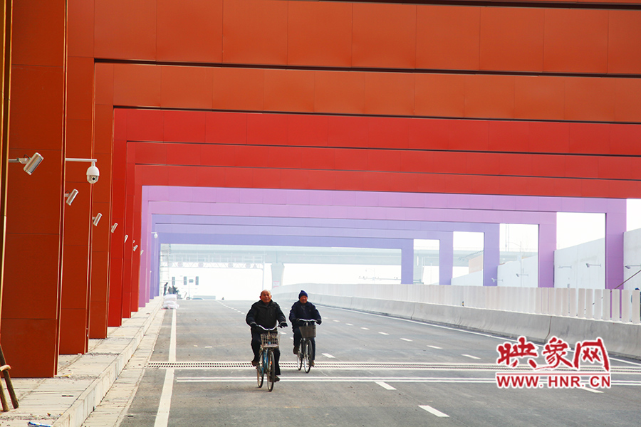 兩位老人騎自行車通過。