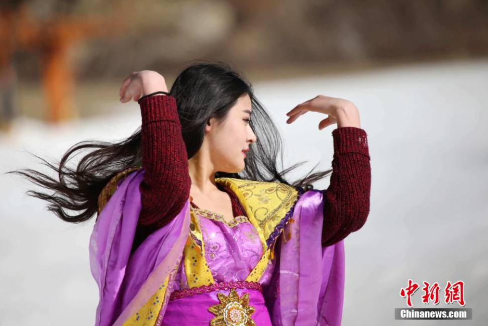 中西合璧現(xiàn)身滑雪場(chǎng)引圍觀