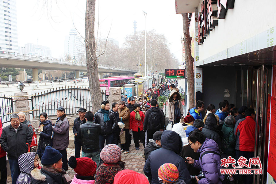 施粥現(xiàn)場排起近百米長隊。