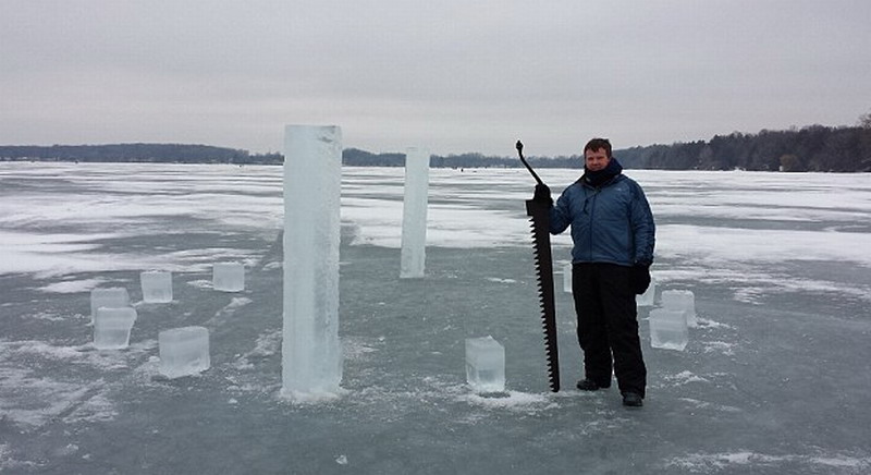 　這5名美國(guó)人使用鏈鋸和冰刀切割冰塊，用了2周時(shí)間才建成巨大的冰柱巨石陣。（網(wǎng)頁(yè)截圖）