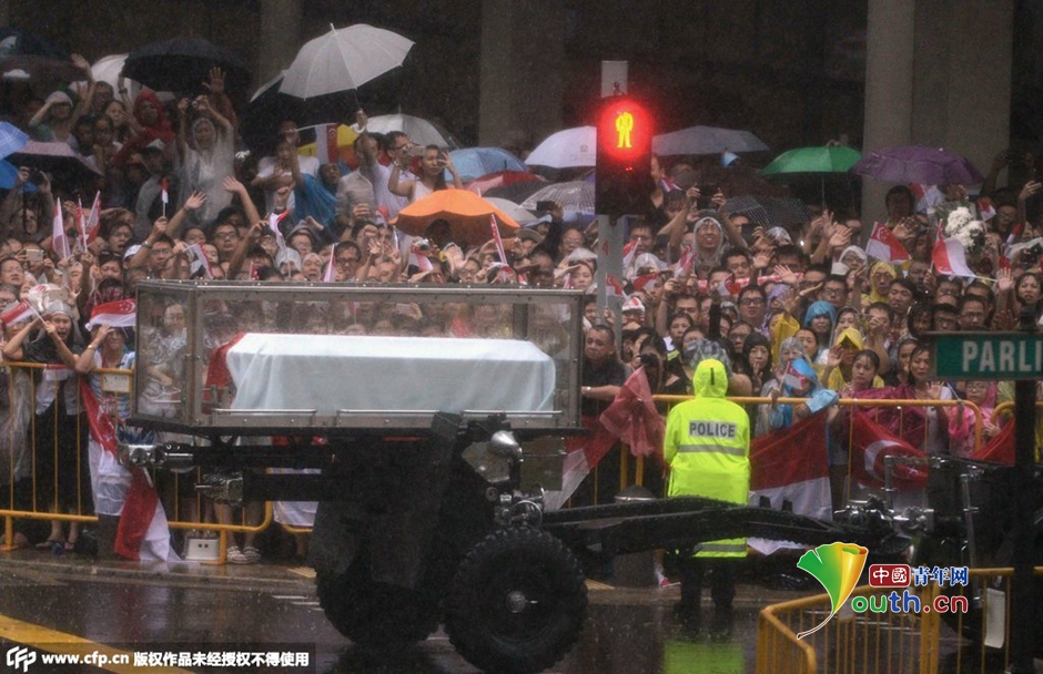 民眾冒雨在街頭守候 民眾冒雨在街頭守候
