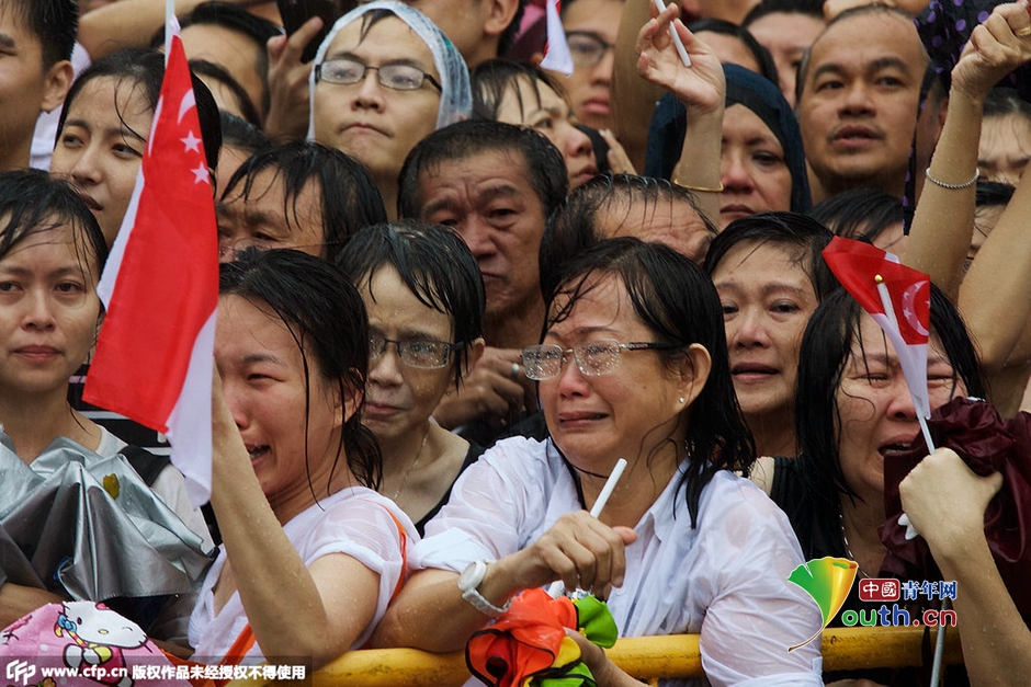 新加坡民眾冒傾盆大雨護送李光耀靈柩 新加坡民眾冒傾盆大雨護送李光耀靈柩