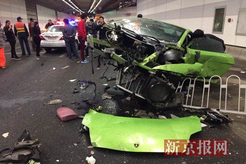 一輛蘭博基尼與一輛法拉利發(fā)生事故，現(xiàn)場狀況慘烈