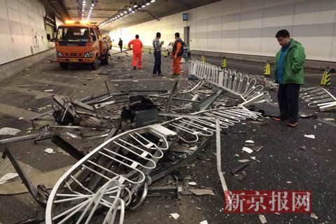 一輛蘭博基尼與一輛法拉利發(fā)生事故，現(xiàn)場狀況慘烈