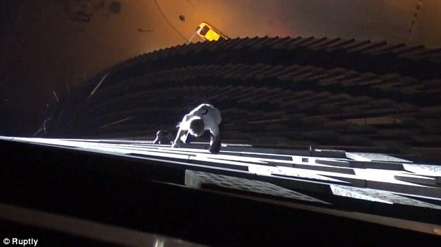 法國“蜘蛛人”夜攀世界最高扭曲大廈場(chǎng)面驚險(xiǎn) 法國“蜘蛛人”夜攀世界最高扭曲大廈場(chǎng)面驚險(xiǎn)