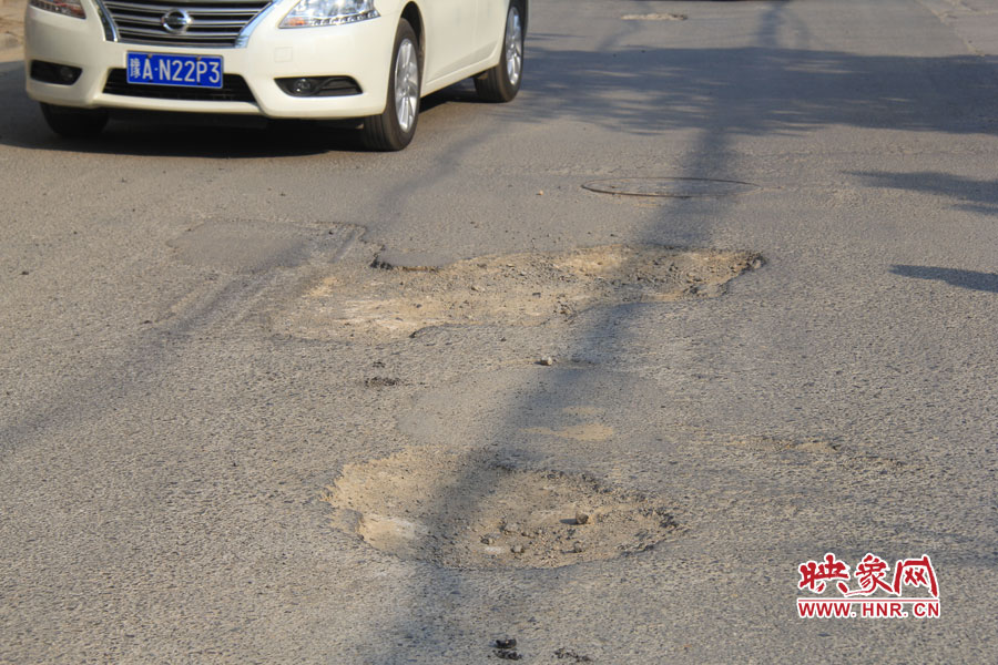 天明路上汽車?yán)@坑而行 天明路上汽車?yán)@坑而行