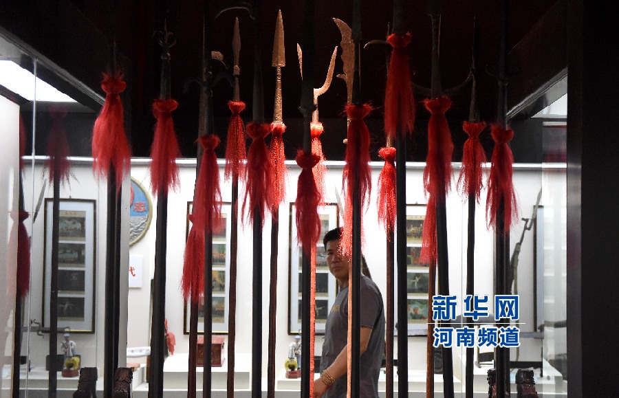 4月26日，參觀者在兵器展覽館內(nèi)參觀。