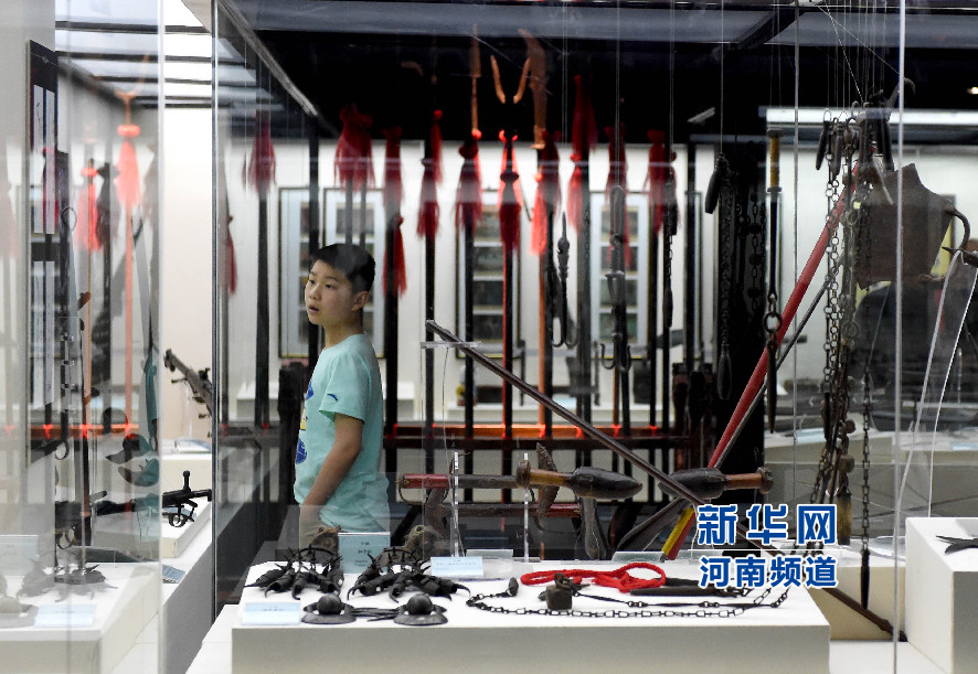 4月26日，參觀者在兵器展覽館內(nèi)參觀。