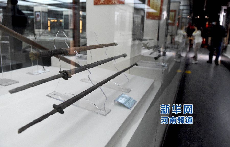 4月26日，參觀者在兵器展覽館內(nèi)參觀。