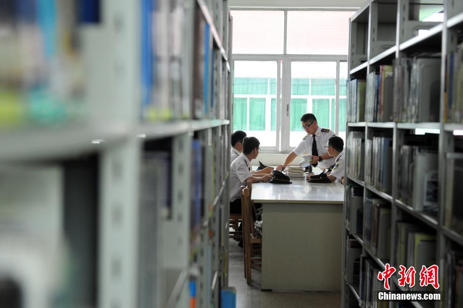 5月8日，武漢輕工大學(xué)保安吳濤、江力、黃凱、萬文杰在圖書館學(xué)習(xí)中。中新社發(fā) 張暢 攝