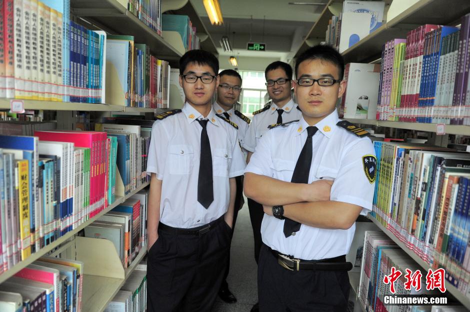 　5月8日，武漢輕工大學(xué)圖書館保安吳濤、江力、黃凱、萬文杰。中新社發(fā) 張暢 攝