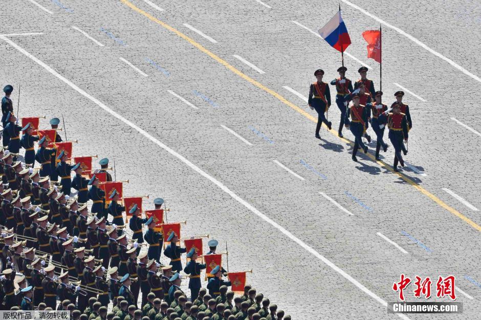 圖為俄羅斯國(guó)旗從受閱部隊(duì)前經(jīng)過(guò)。