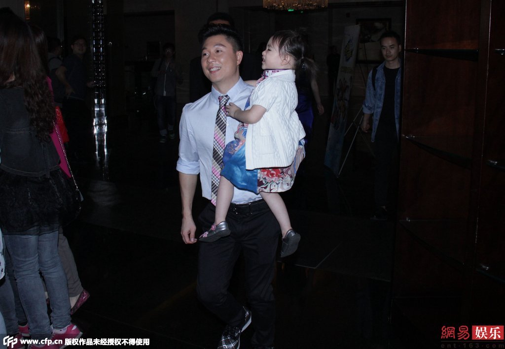 近日李小鵬抱女兒快步離開(kāi)活動(dòng)現(xiàn)場(chǎng)。