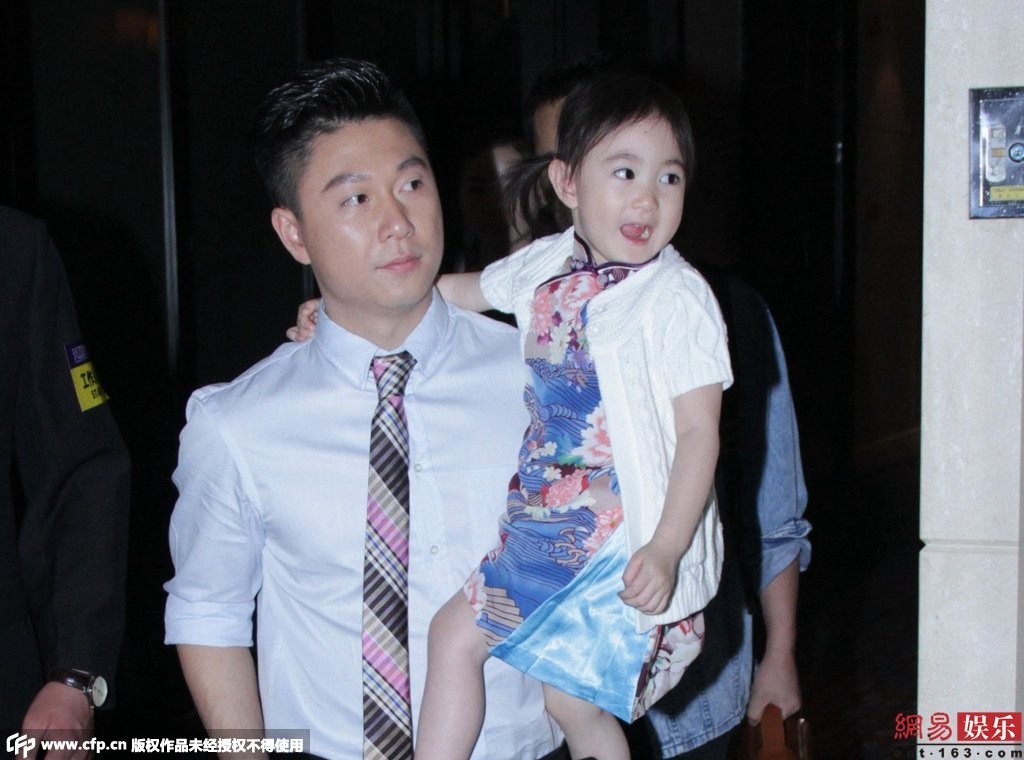 女兒奧莉身穿花旗袍配白色外套，還不停做表情賣萌搶鏡。