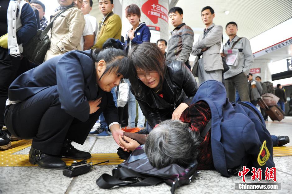 74歲老太地鐵站臺摔倒稱“有老保，不訛人”