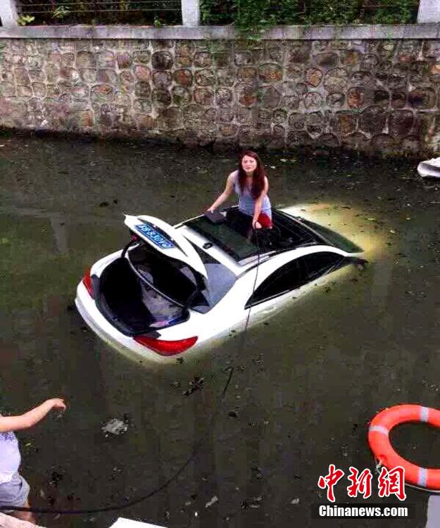 無(wú)錫汽車墜河道 司機(jī)爬窗逃生 無(wú)錫汽車墜河道 司機(jī)爬窗逃生