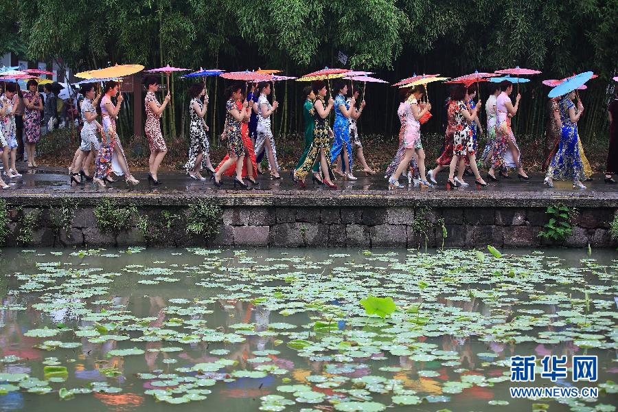 15萬人同秀旗袍 展現(xiàn)中國服飾之美 15萬人同秀旗袍 展現(xiàn)中國服飾之美