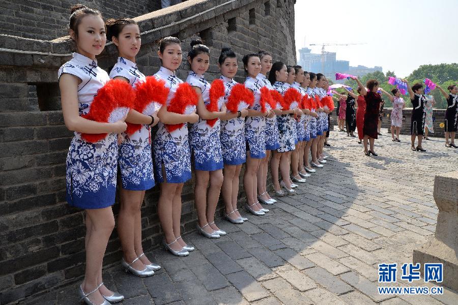 15萬人同秀旗袍 展現(xiàn)中國服飾之美 15萬人同秀旗袍 展現(xiàn)中國服飾之美