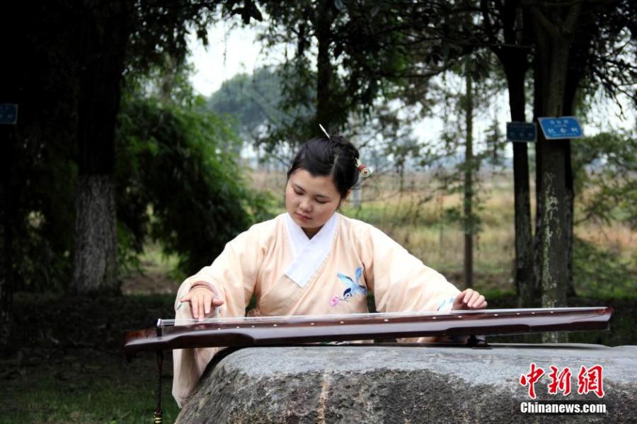 圖為在校園里撫琴的胡雅潔。