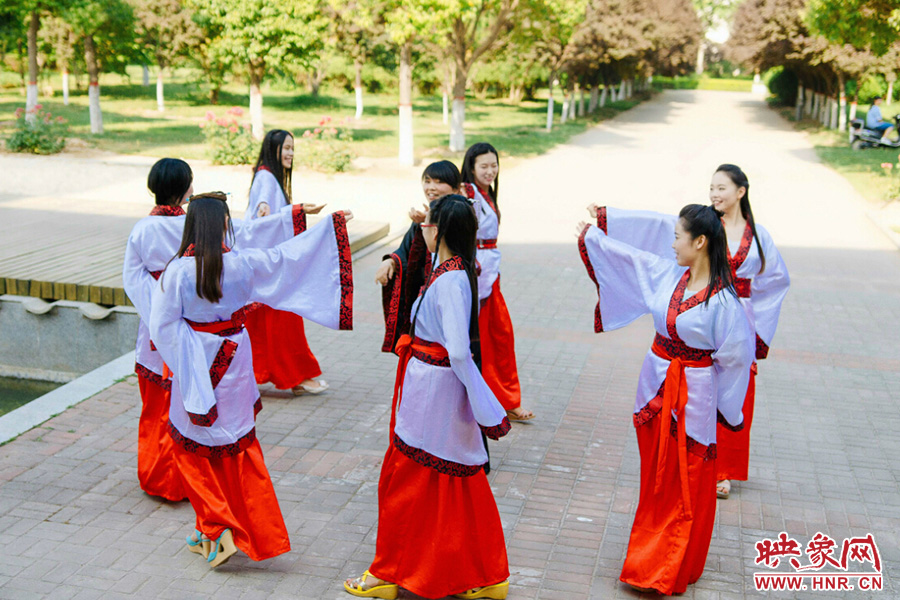 走遍校園的每個(gè)角落，只為你能盡可能將有關(guān)的記憶都帶走。