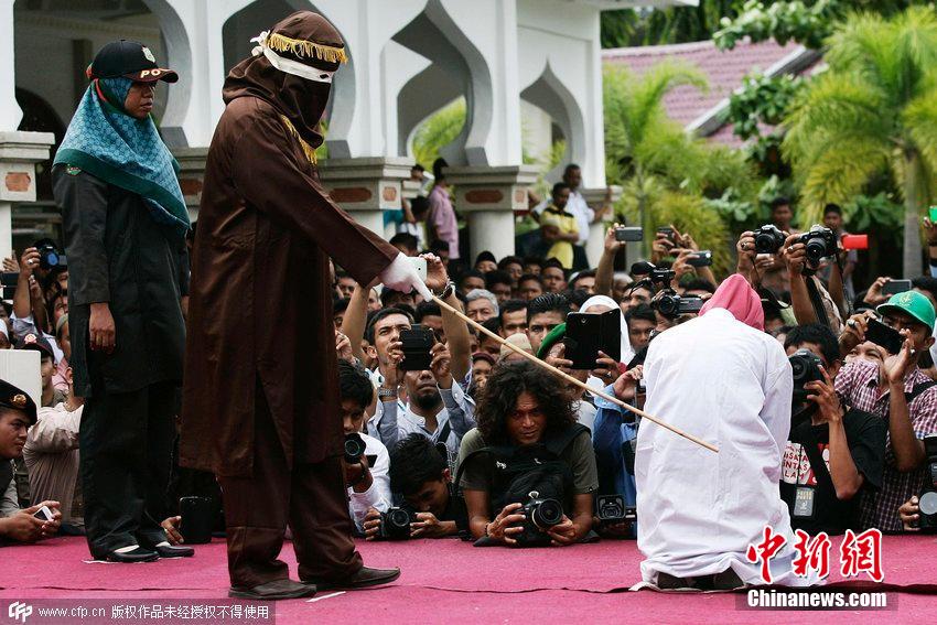 印尼多名男女因婚外情當(dāng)眾接受鞭刑 印尼多名男女因婚外情當(dāng)眾接受鞭刑