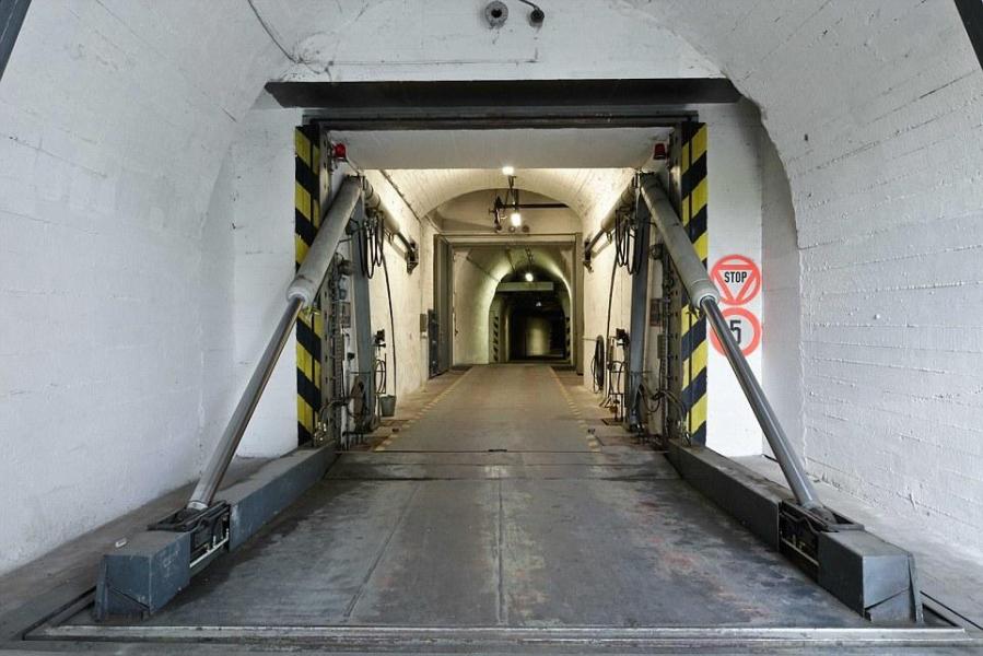 圖為地堡內(nèi)的通道，皆配備攝像頭。
