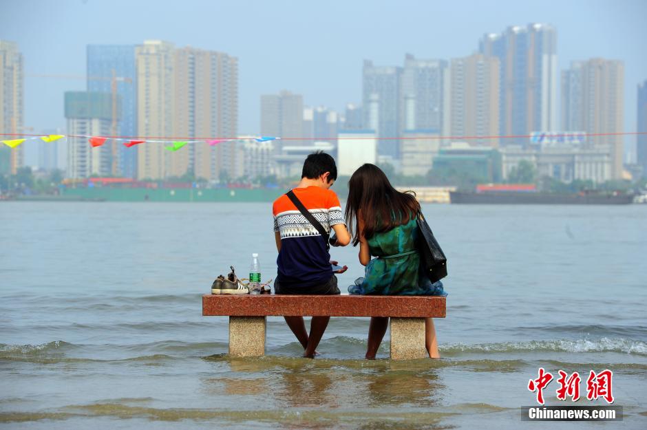 江武漢關水位超過25米“設防線” 民眾江邊戲水 江武漢關水位超過25米“設防線” 民眾江邊戲水