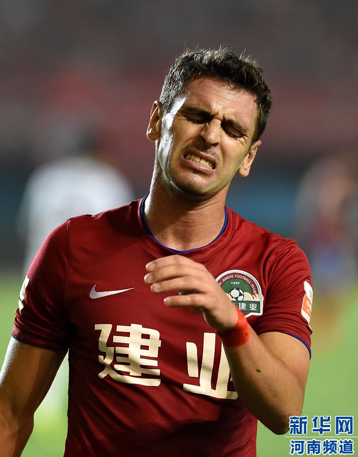 7月19日，河南建業(yè)隊球員伊沃錯失破門機會。新華社記者李博攝