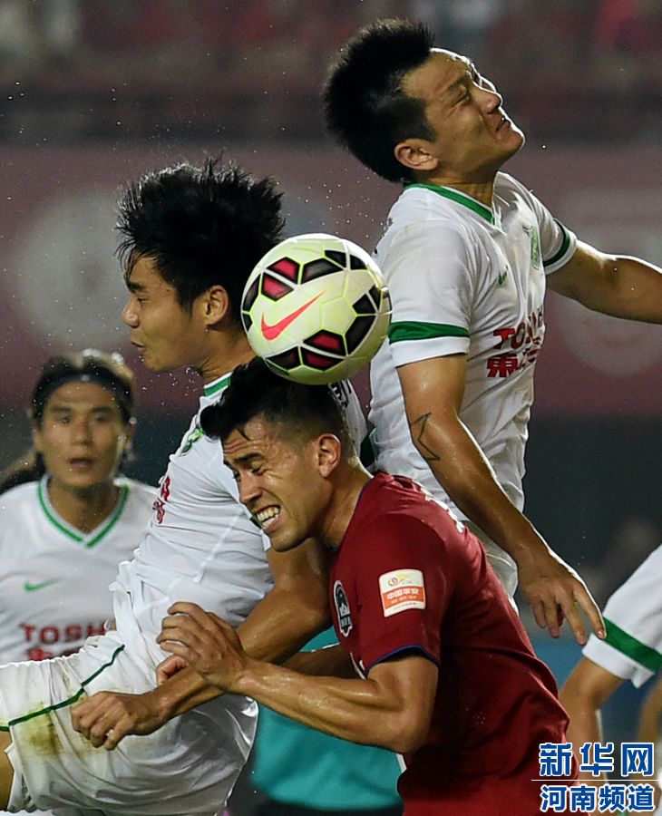 7月19日，河南建業(yè)隊球員哈維爾（右二）在比賽中與對手爭搶頭球。