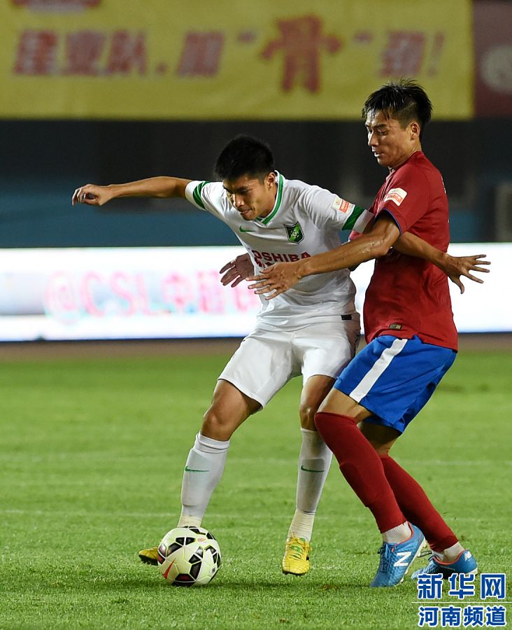 7月19日，杭州綠城隊球員黃希揚（左）在比賽中控球。