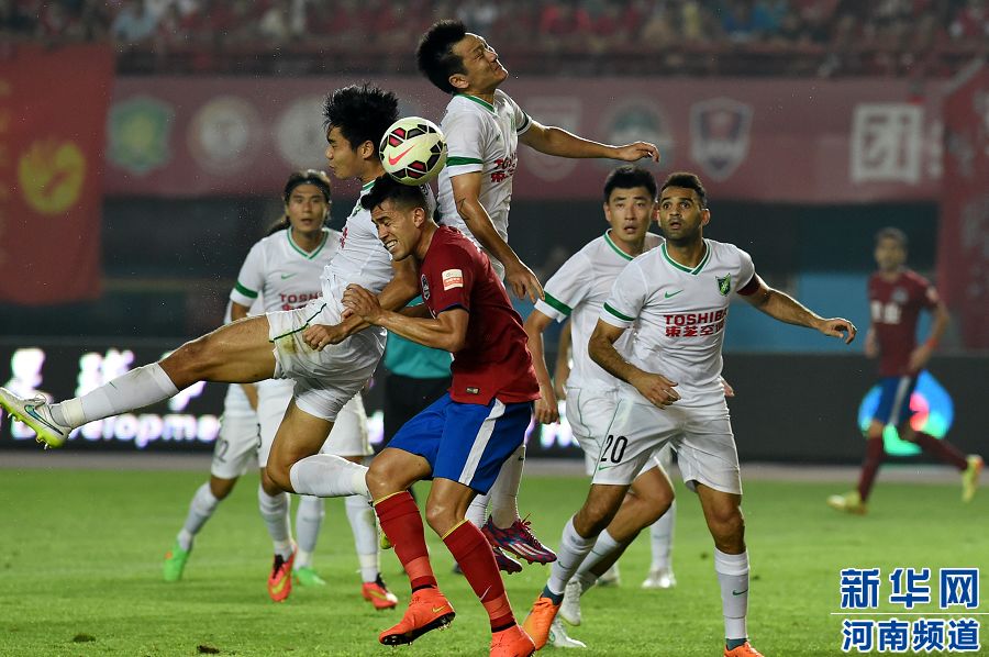 7月19日，河南建業(yè)隊球員哈維爾（前排左二）在比賽中與對手爭搶頭球。