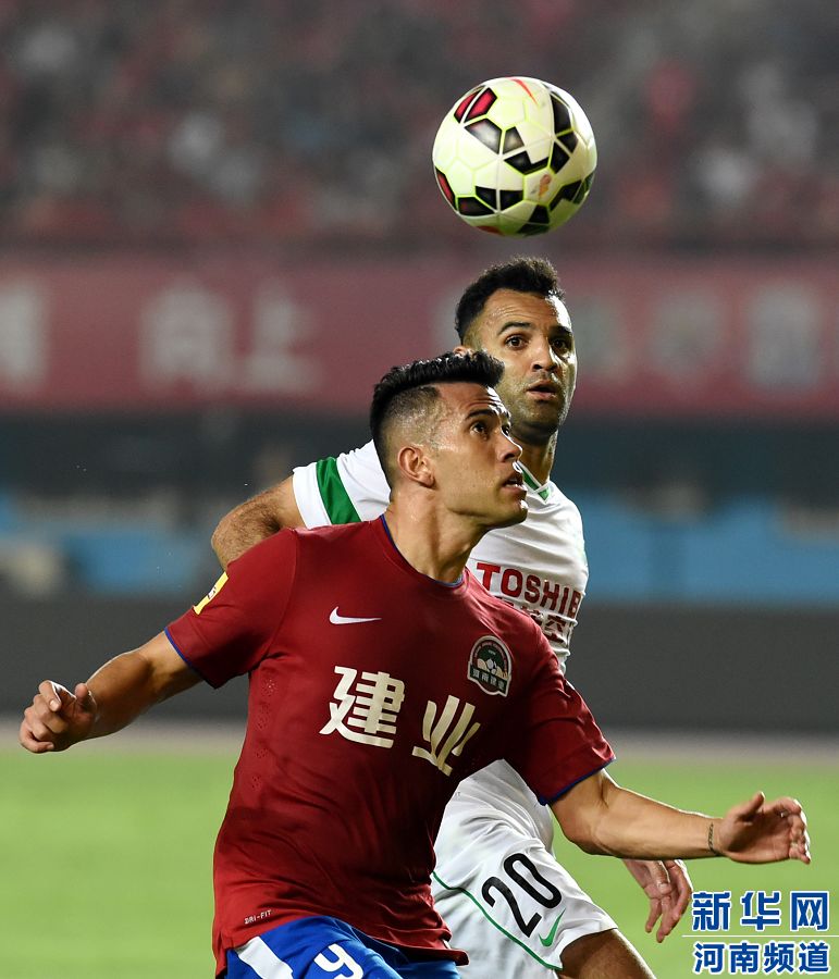 7月19日，河南建業(yè)隊球員哈維爾（前）在比賽中拼搶。