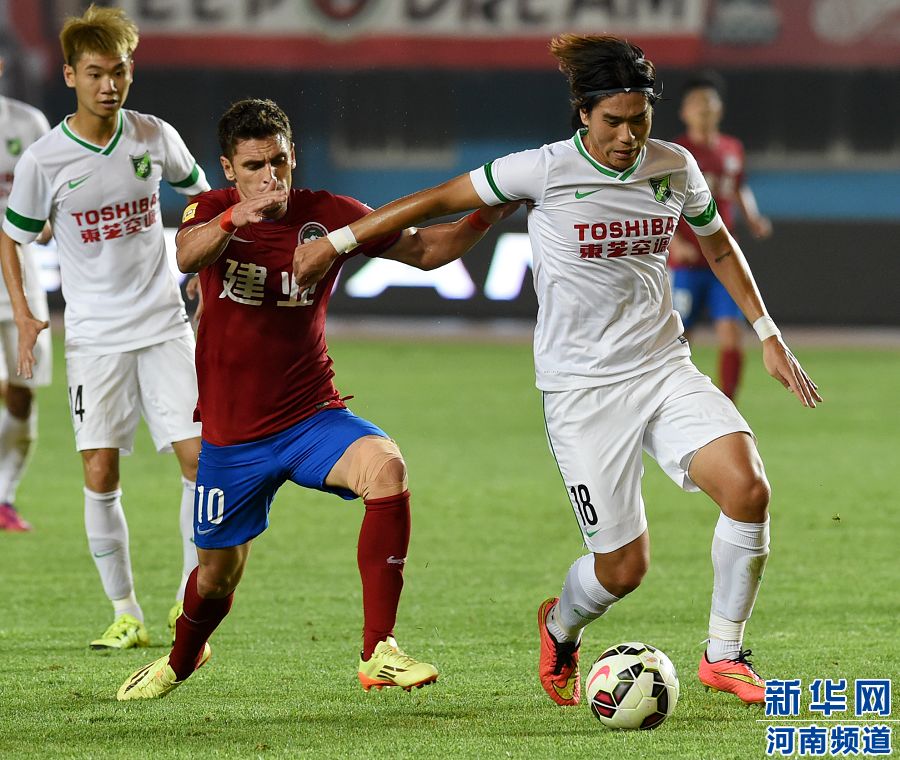 　7月19日，杭州綠城隊球員趙宇豪（右）在比賽中爭搶。